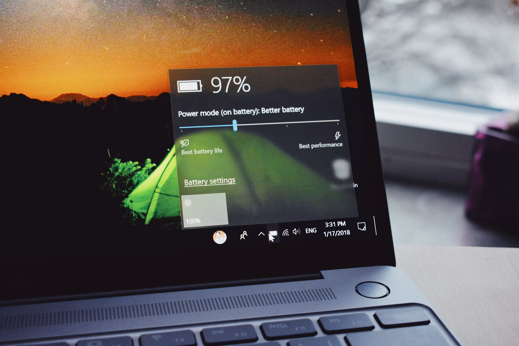 Laptop unosi się z jednej strony? To puchnąca bateria, nie obudowa